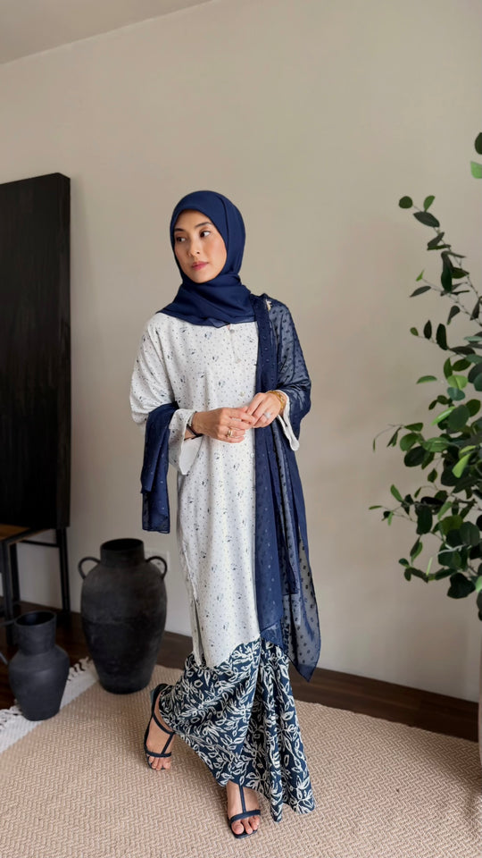 ANGGUN Long Kebarung Set in Carbon Ditsy