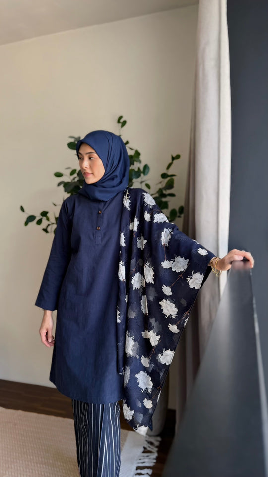 ALUN Selendang in Midnight Peony