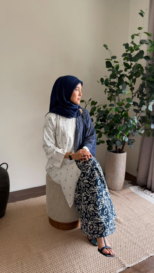 ANGGUN Long Kebarung Set in Carbon Ditsy