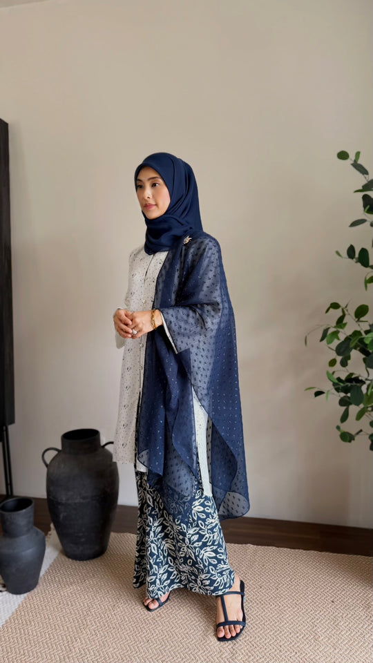 ANGGUN Long Kebarung Set in Carbon Ditsy