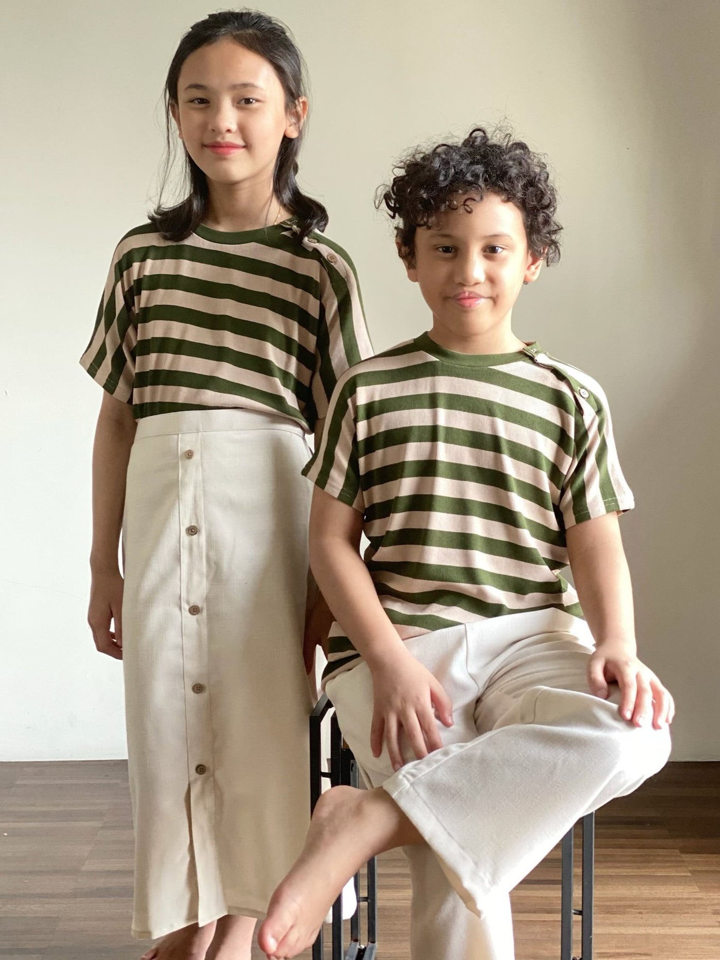 DYLAN Unisex Shoulder-Buttoned Tee in Olive