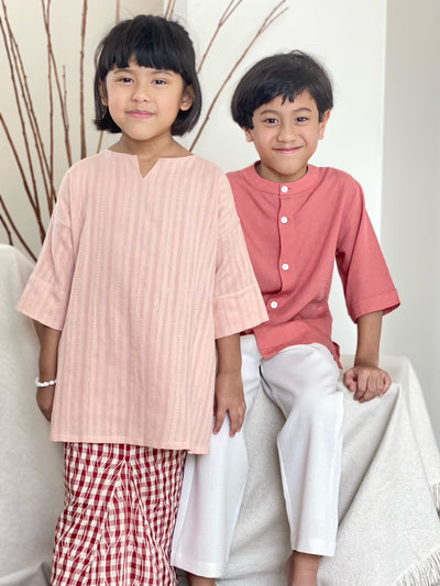 PUJANGGA Kurta in Persian Red