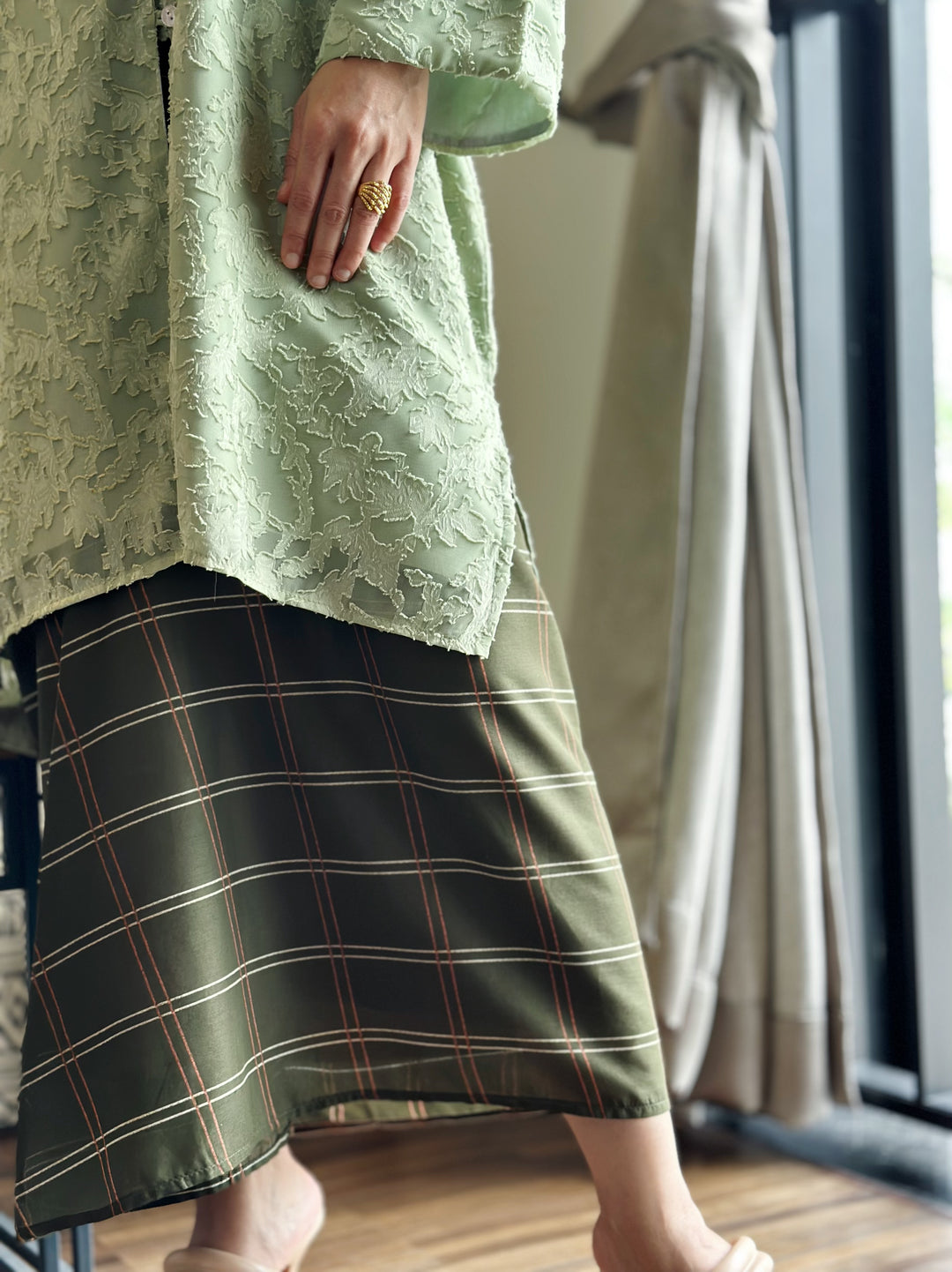 ANGGUN Kebarung Set in Olive
