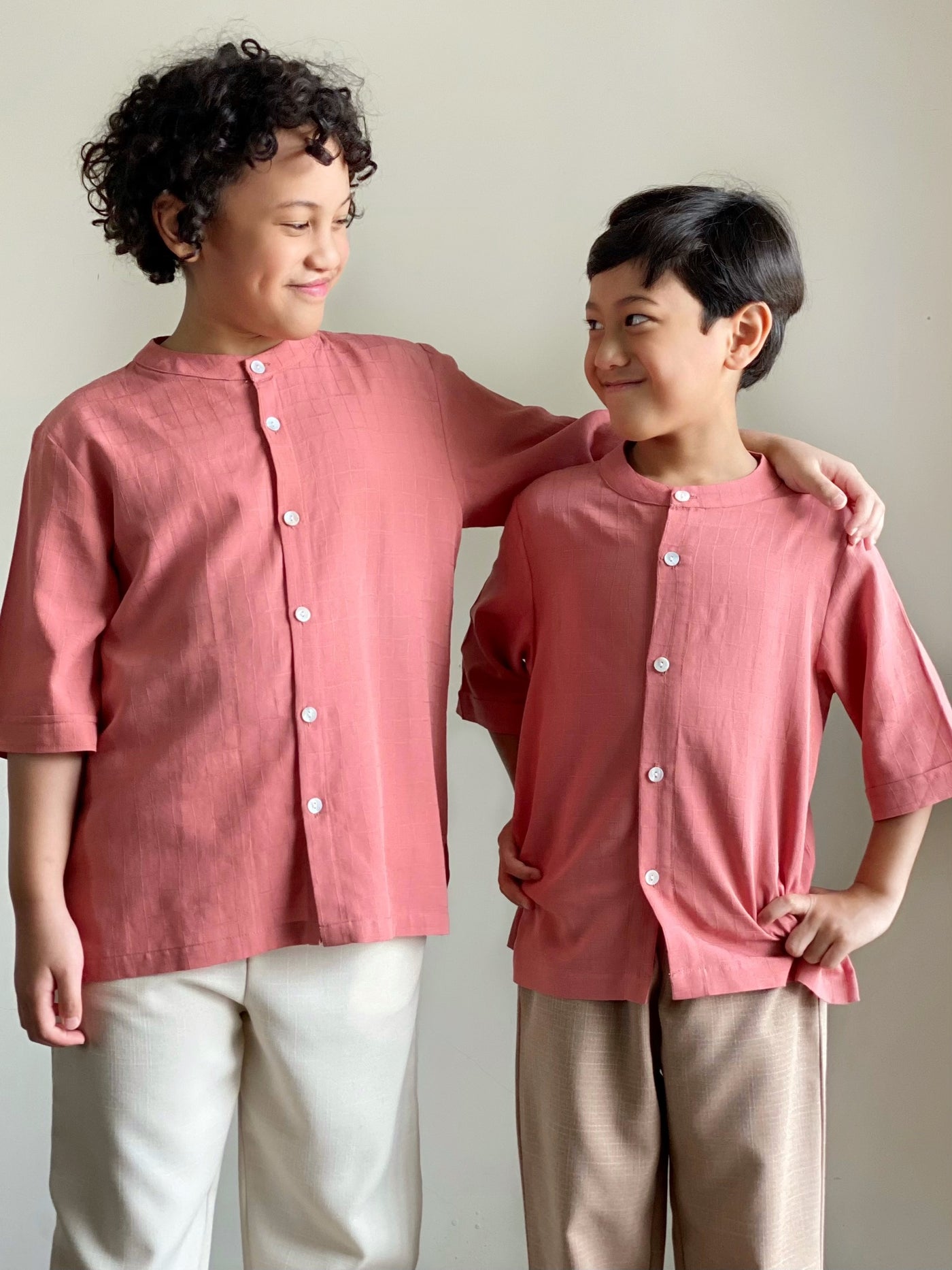 PUJANGGA Kurta in Persian Red